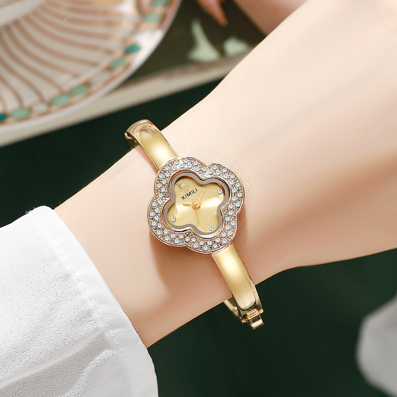 Luxury Watch Diamond - นาฬิกาข้อมือควอตซ์รูปใบโคลเวอร์สี่แฉกประดับเพชรหรูหราสำหรับผู้หญิง ดีไซน์เฉพาะกลุ่ม แฟชั่นลำลอง ของขวัญสำหรับสาวๆ