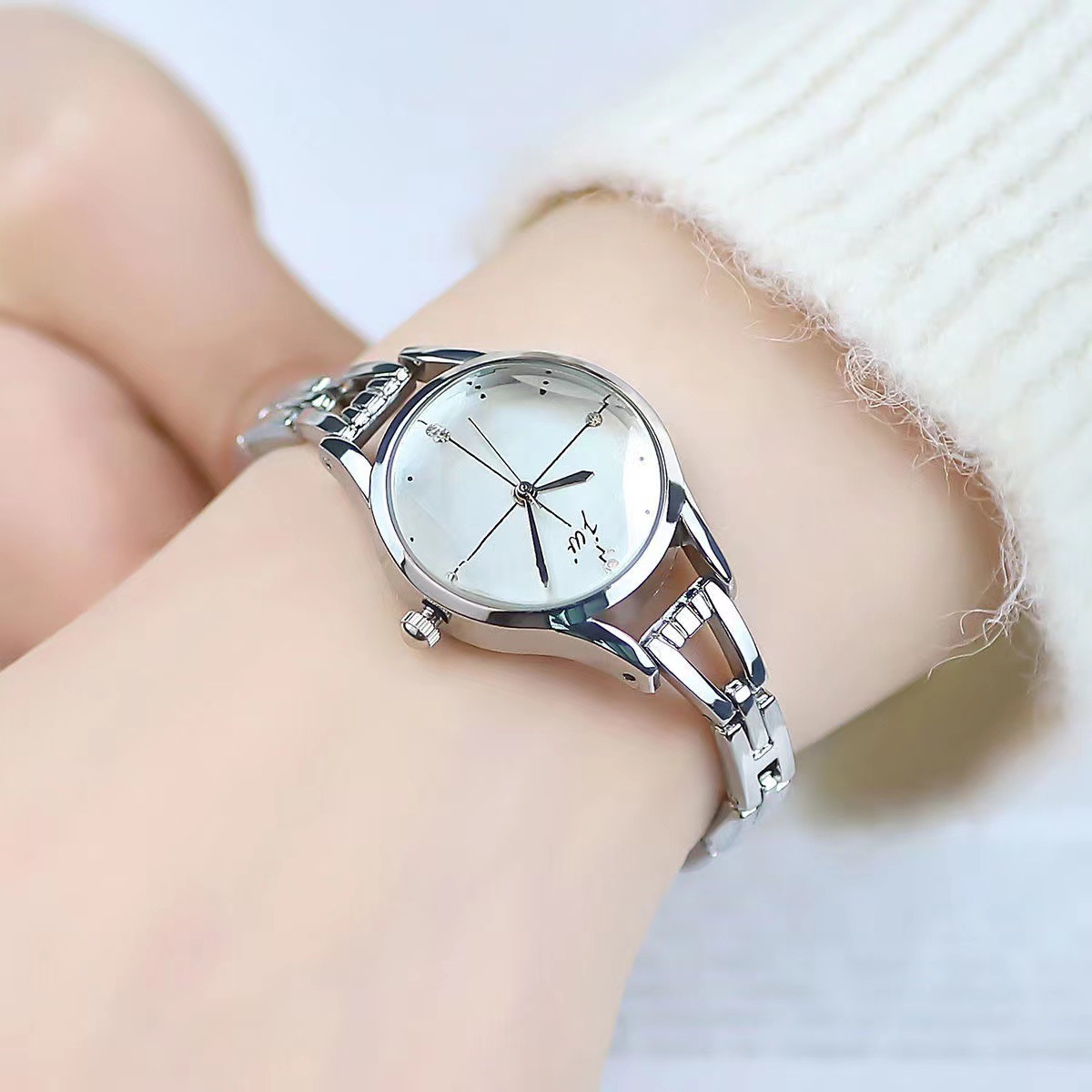 สร้อยข้อมือนาฬิกาผู้หญิง Elega - Luxury Watch For Girls บทวิจารณ์และราคา