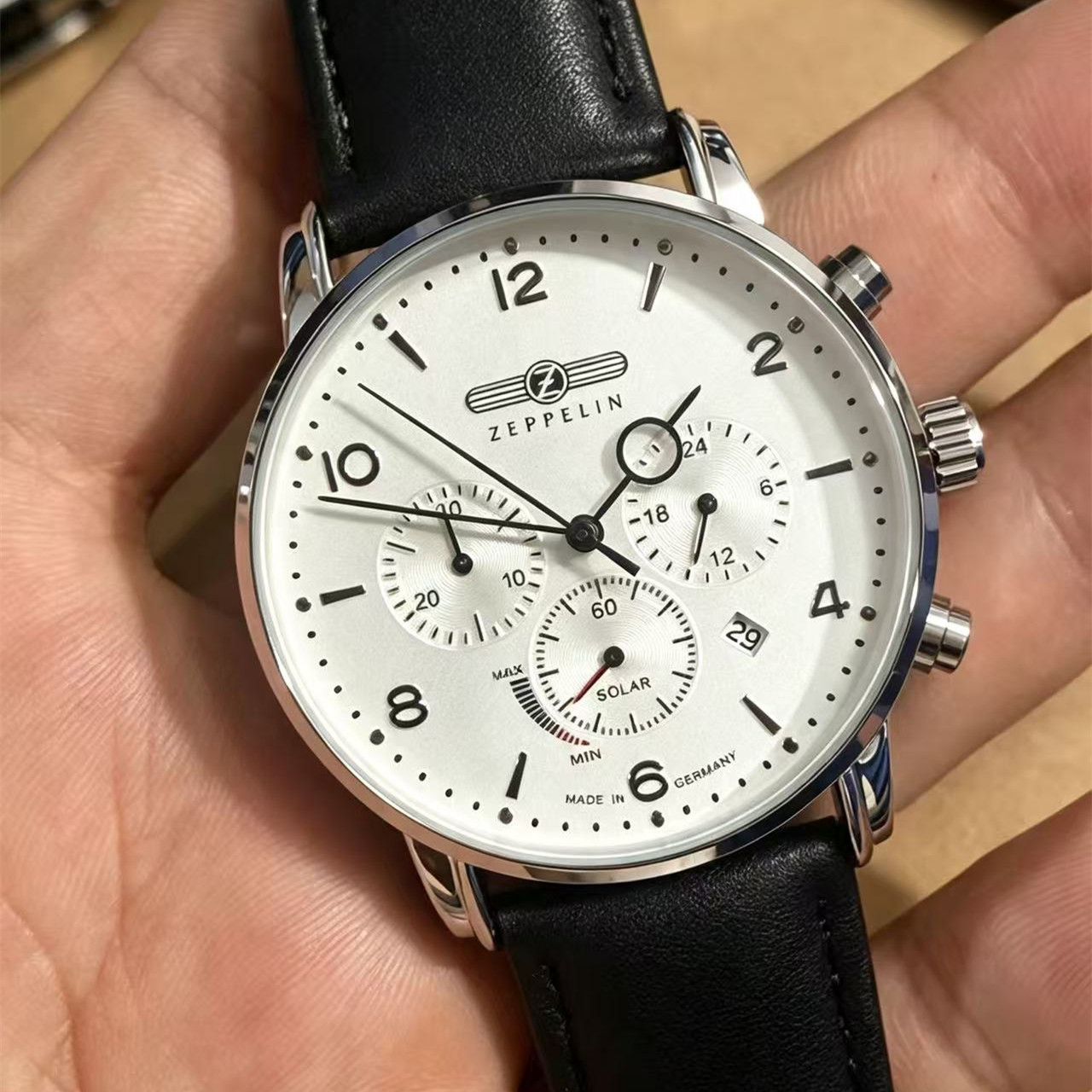 นาฬิกาข้อมือผู้ชาย Zeppelin Ai - Luxury Watch Case บทวิจารณ์และราคา