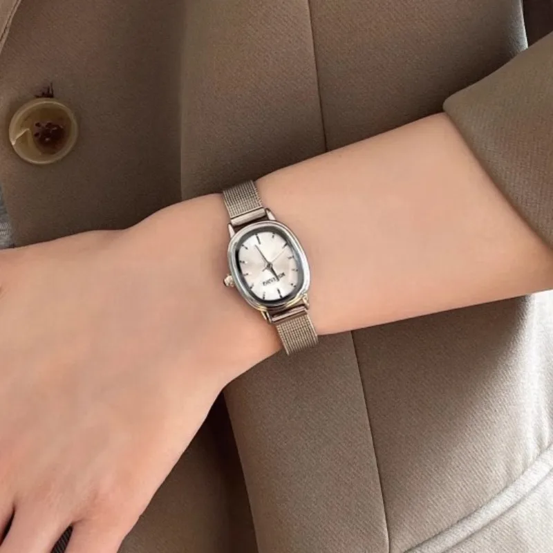 รูปไข่ขนาดเล็ก Dial สีเขียวนาฬ - Luxury Watch Lady บทวิจารณ์และราคา